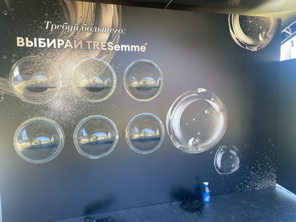 Брендированная фотозона TRESemmé: чёрный фон, капли и блики, объёмные прозрачные полусферы